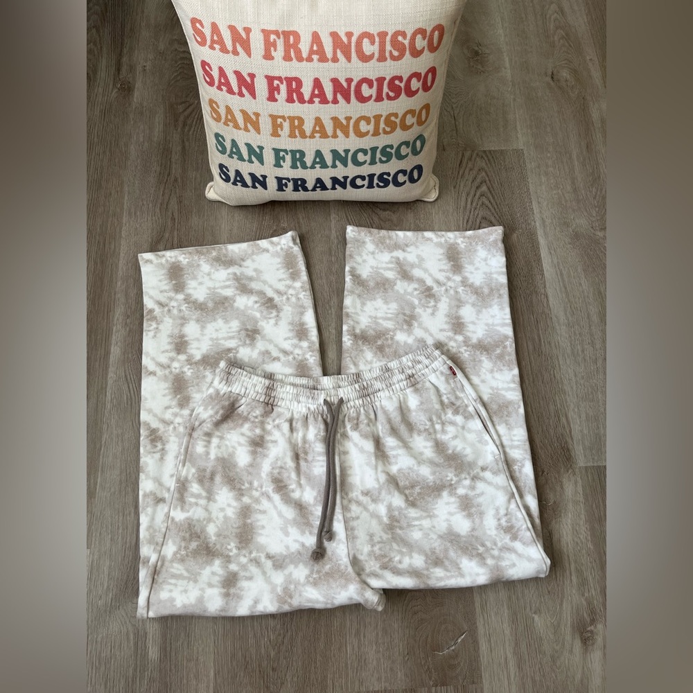 Women’s Levi’s Sweatpants - Size M